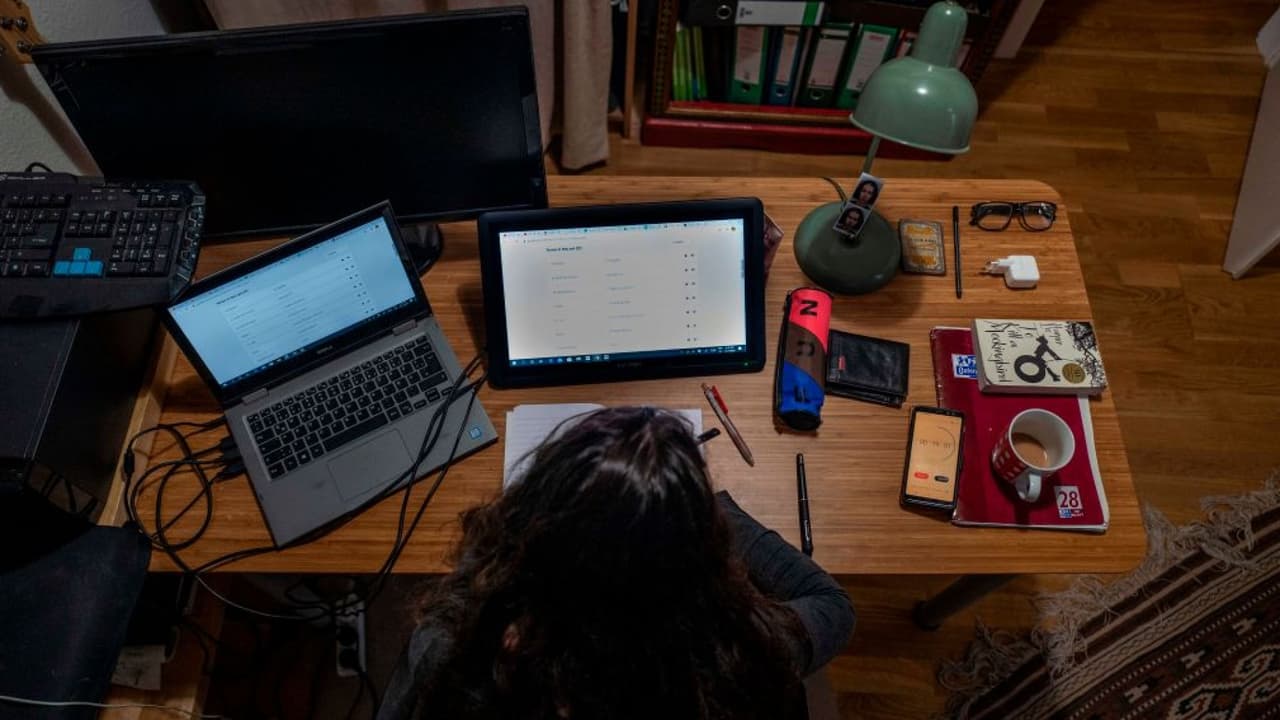 Educar a distancia por el coronavirus: Una experiencia estresante para una maestra en Dallas