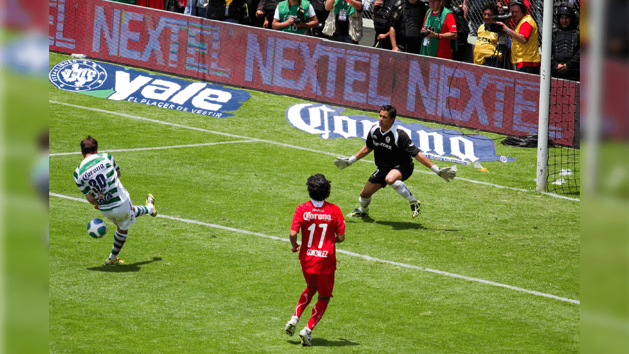 <b>Bicentenario 2010</b>
<br>- Apenas transcurrió un año y medio cuando el Toluca ya estaba de regreso en la Final ante Santos Laguna.
<br>- El partido de ida fue emocionante con dos goles por equipo, pero en la vuelta el ‘infierno’ hizo de las suyas e impidió que cayeran goles, por lo que el juego se decidió por cuarta ocasión en la historia de torneos cortos en el Estadio Nemesio Diez desde el manchón de penal.