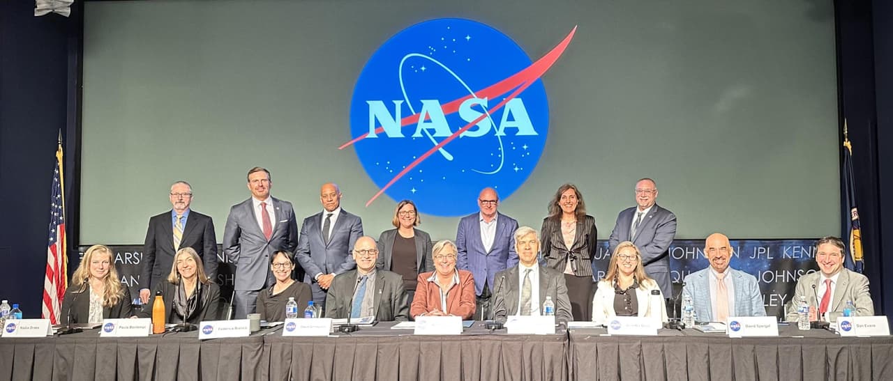 El equipo de expertos reunidos por la NASA para estudiar el fenómeno ovni.