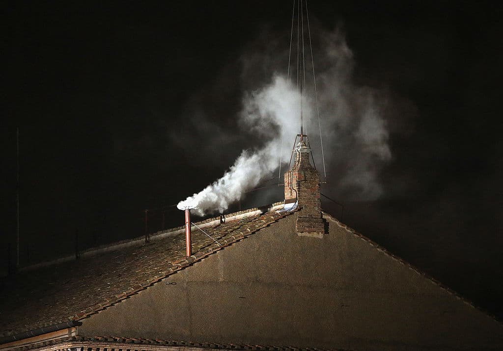<h2 class="cms-H2-H2">El humo blanco y el humo negro del cónclave </h2>
<br>
<br>El humo que sale de la chimenea de la Capilla Sixtina indica el resultado de las votaciones de los cardenales: si el humo es negro, no hay decisión, si el humo es blanco, si se ha elegido al nuevo papá.
<br>
<br>
<br>Foto: humo blanco sale de la chimenea de la Capilla Sixtina cuando el 13 de marzo de 2013 el papa Francisco fue electo.
