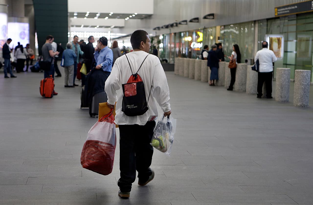 <b>Fuerza para deportar.</b> El gobierno federal ha logrado acuerdos con administraciones locales para
<a href="https://www.univision.com/noticias/inmigracion/crece-el-numero-de-agencias-de-policia-que-colaboran-con-el-gobierno-para-arrestar-indocumentados"> <u>trabajar en colaboración</u></a> y aumentar las expulsiones de inmigrantes indocumentados. En marzo de 2018 el fiscal general anunció que busca revertir fallos que han frenado unos
<a href="https://www.univision.com/noticias/inmigracion/el-fiscal-general-sessions-busca-revertir-fallos-de-jueces-que-han-frenado-unos-200-000-casos-de-deportacion"><u> 200,000 casos de deportación</u></a> y en junio el presidente sugirió que se debería deportar
<a href="https://www.univision.com/noticias/reforma-migratoria/trump-quiere-deportaciones-inmediatas-sin-jueces-ni-cortes-para-quienes-cruzan-ilegalmente-la-frontera"><u> sin jueces ni cortes o procesos judiciales</u></a>. Según cifras de ICE, en los primeros meses del año fiscal 2018 hubo más expatriados que en
<a href="https://www.univision.com/noticias/inmigracion/trump-esta-deportando-ahora-a-mas-inmigrantes-que-obama-en-el-mismo-periodo-de-tiempo-segun-ultimas-cifras-de-ice"><u> los últimos tres años de Obama en el mismo período</u></a>. En la fotografía Lucio Cervantes, un ciudadano mexicano deportado después de vivir 25 años en EEUU, a su llegada a la Ciudad de México en febrero de 2017.
