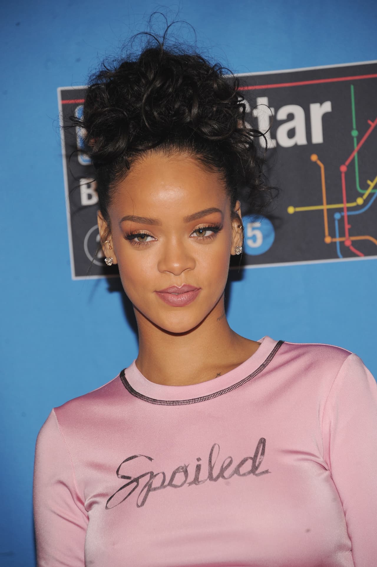 Si por el contrario, tu tono es más al estilo de Rihanna, ¡es genial! No dudes en destacar tus ojos, ya sea con una fantástica sombra o unas segundas pestañas.