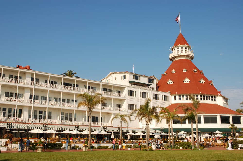 El Hotel del Coronado inclusive es famoso por haber salido en cintas como 'Some Like it Hot' de Marilyn Monroe y ha hospedado a ex presidentes y celebridades como Bette Davis, Charlie Chaplin, Katherine Hepburn, Babe Ruth y más recientemente a Oprah Winfrey, Brad Pitt y Madonna.