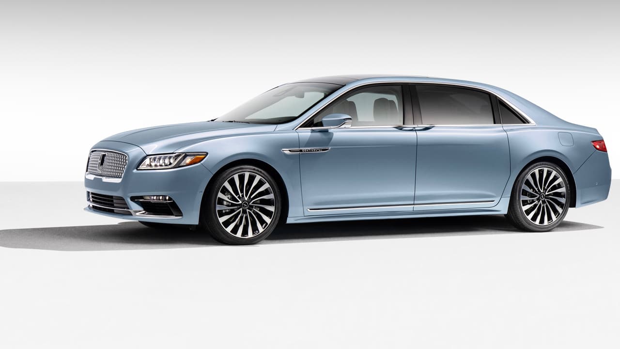 Como es evidente en esta imagen, la distancia entre ejes fue expandida en el Lincoln Continental 80th Anniversary Coach Door Edition, en un total de seis pulgadas. La ganancia en espacio en la fila trasera lo hacen muy atractivo para el mercado de vehículos ejecutivos así como para el mercado chino, donde el espacio en la segunda fila nunca es suficiente. Es por eso que creemos que esta edición limitada es solo un preludio a cosas por venir.