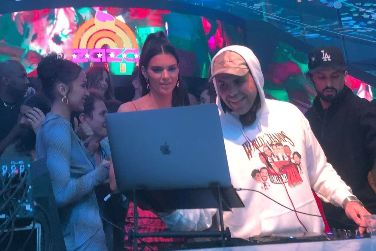 El pasado miércoles 4 de diciembre, las dos estrellas del reality show 'Keeping up with the Kardashians' asistieron al club LIV de Miami Beach, en donde Kendall estuvo en el escenario con el DJ, detalló 
<a href="https://www.tmz.com/2019/12/05/kourtney-kardashian-younes-bendjima-together-club-miami/" target="_blank">TMZ</a>. 
<br>