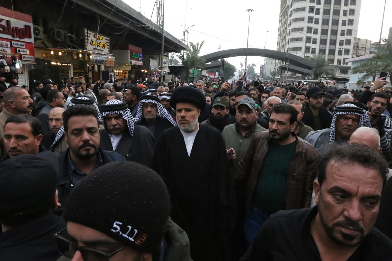 Mohammed al-Tabatabai (C), secretario general adjunto de la facción Asaib Ahl al-Haq, asiste al funeral del jefe paramilitar iraquí Abu Mahdi al-Muhandis y del comandante militar iraní Qassem Soleimani. Los analistas temen que el ataque aéreo que mató al poderoso jefe militar iraní, cabeza del grupo élite Al Quds, desate un conflicto entre Irán y Estados Unidos en suelo iraquí.
<br>