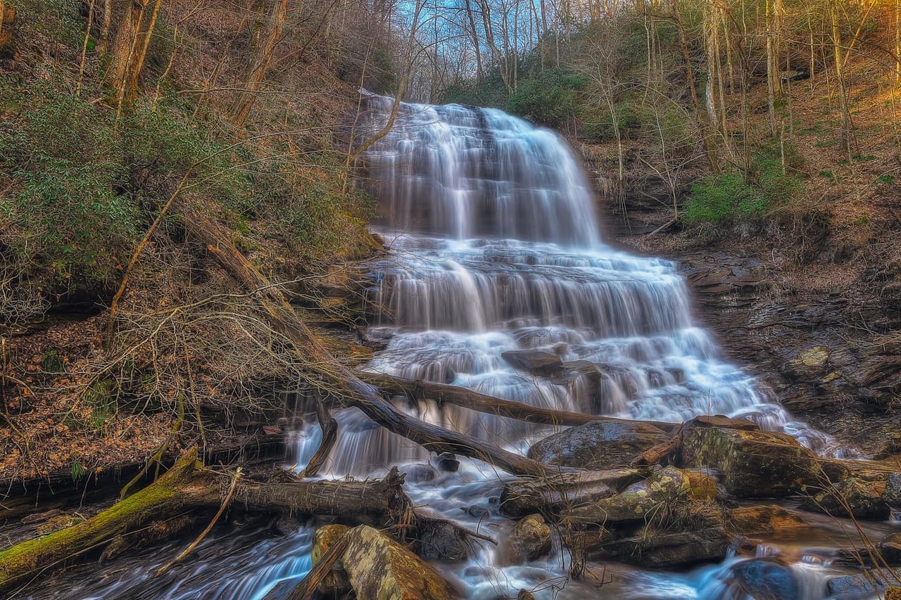 <b>PEARSON’S FALLS</b>. Pearson's Falls and Glen es una de las principales atracciones naturales del condado de Polk y recibe a más de 20.000 visitantes cada año. Están al oeste de Carolina del Norte, junto a la autopista 176, entre las localidades de Tryon y Saluda.