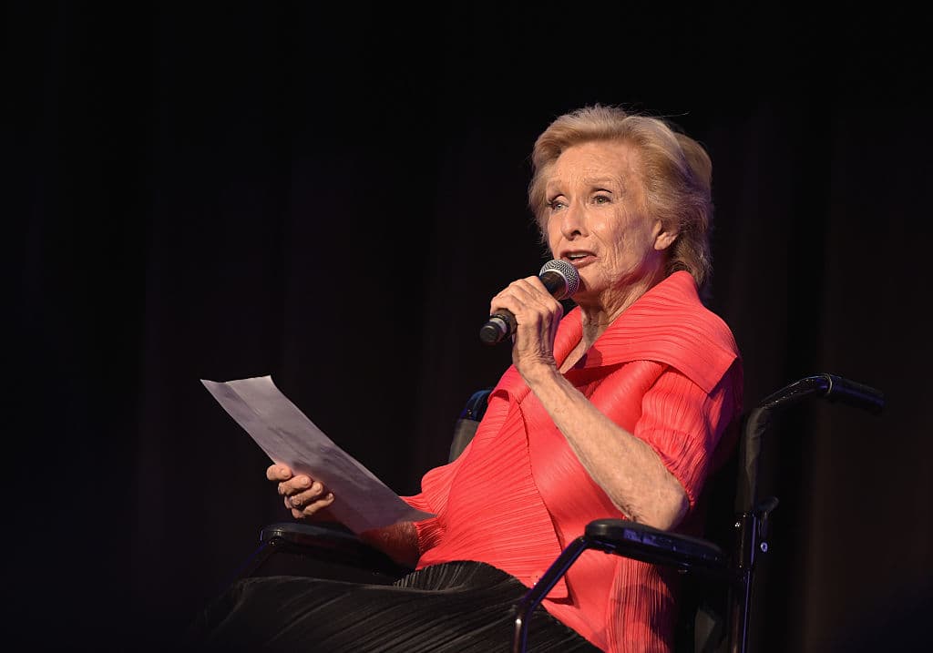 Entre sus otras series se encuentran 'The Mary Tyler Moore Show', 'Phyllis' y 'Young Frankenstein'. Falleció el 26 de enero del 2021 a los 94 años.
<br>
<br>