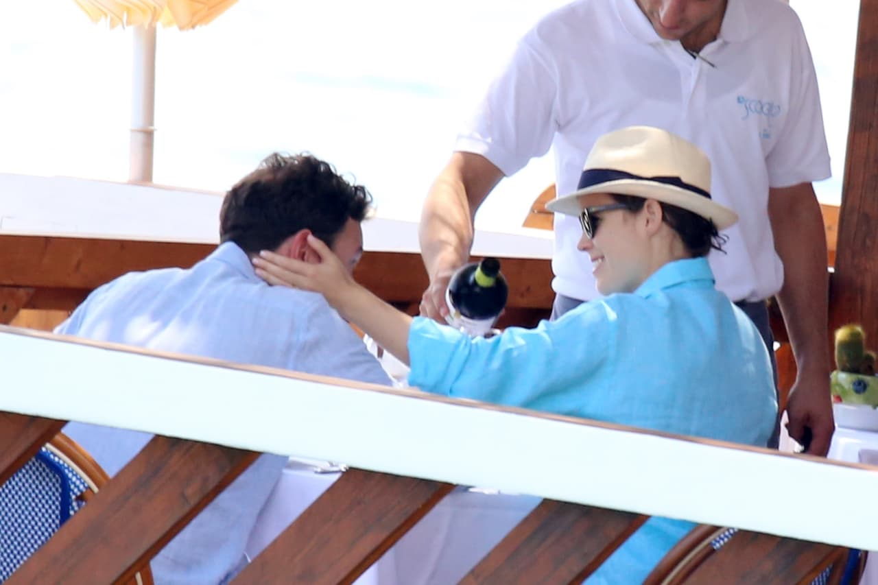 La princesa Eugenie de York y Jack Brooksbank han invitado poco más de 800 personas a la iglesia. Y, siguiendo los pasos del primo Harry,
<b><a href="https://www.univision.com/entretenimiento/realeza/este-es-el-detalle-que-eugenie-de-york-copiara-de-la-boda-de-meghan-y-harry-ademas-de-casarse-en-la-misma-iglesia"> también invitaron a 1,200 ciudadanos británicos</a></b> para que disfruten de la boda desde los jardines del castillo de Windsor.