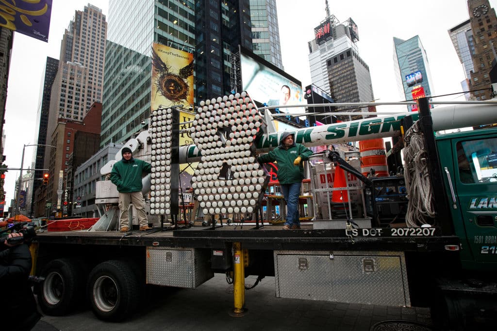 El público podrá ver -y retratarse si quiere- con los números, de 7 pies de alto, allí en Times Square. Allí estarán hasta que los suban al edificio de One Times Square para el festejo de la despedida de año.
