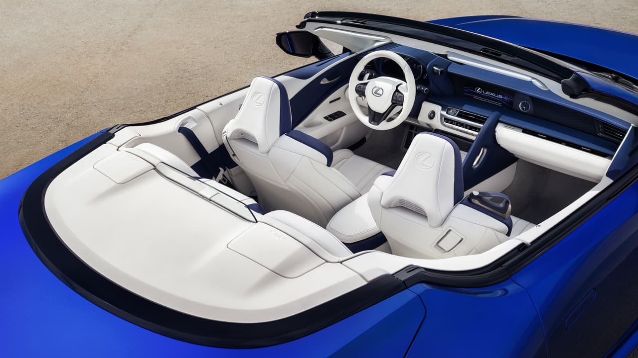 Todo el sistema convertible agrega 217 lbs (98.5 kilos) al carro. Los ingenieros de Lexus se preocuparon en distribuir la masa adicional para mantener la distribución de peso del coupe: 52% al frente y 48% atrás.
<br>