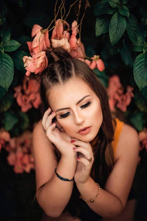 Si en lugar de una base clara en los ojos te decides por un tono en tierra, puedes jugar con el tono del rubor y los labios, eso le dará un toque cálido súper bonito.