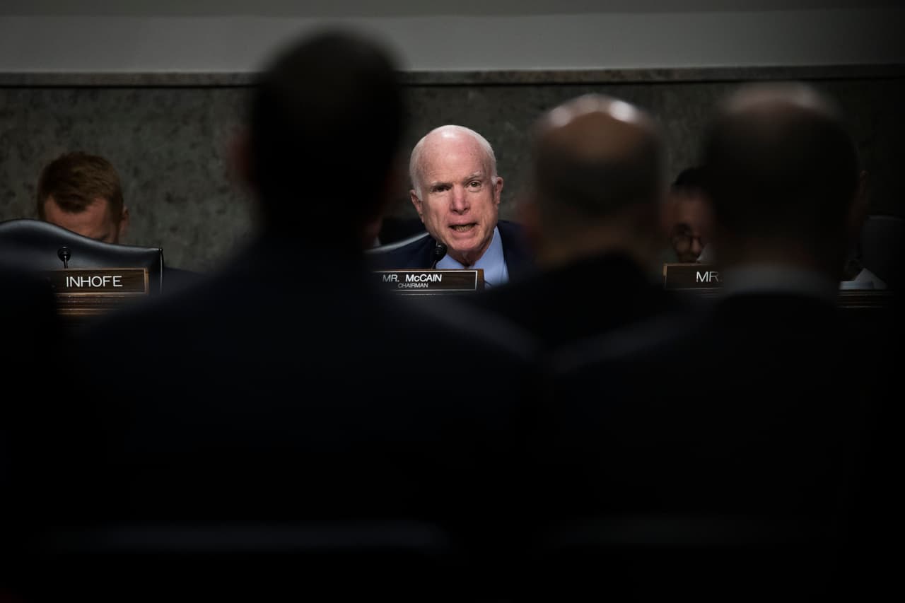 McCain siempre ha sido visto como un político genuino que dice las cosas como las siente, pero recientemente fue diagnosticado con un severo cáncer cerebral y ahora en el final de su carrera habla abiertamente contra el presidente.