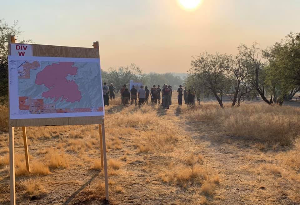 Catalina State Park está cerrado. Grandes porciones del Distrito de Guardabosques de Santa Catalina del Bosque Nacional de Coronado cerca del incendio están restringidas. Vea la orden de cierre y el mapa en inciweb.nwcg.gov/incident/closures/6741/.Línea telefónica de información sobre incendios: (520) 329-7439, 8:00 a.m. - 8:00 p.m.
