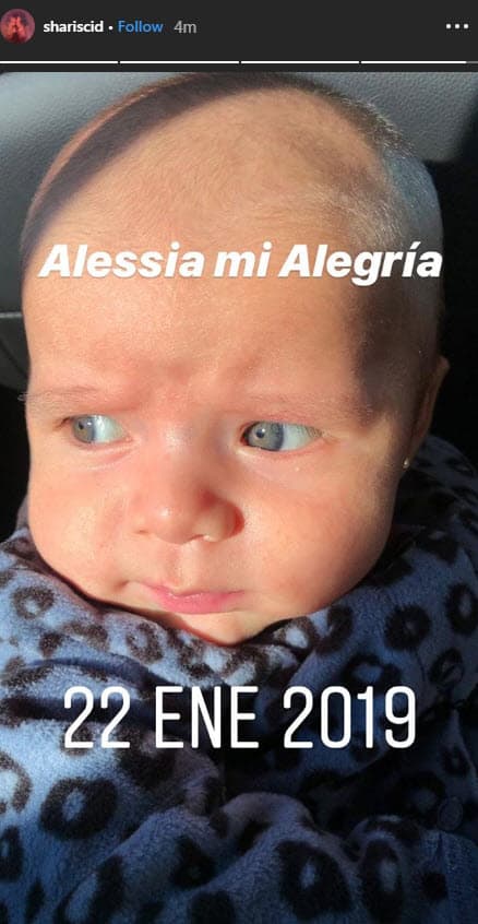 Sharis Cid no deja de mostrar su felicidad al haber debutado como abuela, por eso ya comenzó a publicar fotos del rostro de su nieta, las cuáles revelan que tiene los ojos de color verde.
<br>