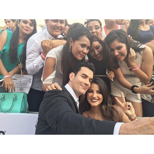 Sus fans no se cansaron de aventarle piropos. ¿Con quién está? ¡Sí, con Maite Perroni!