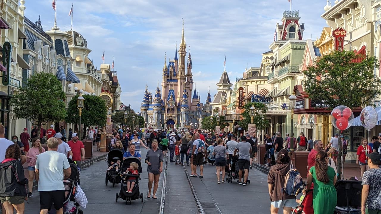 <h2 class="cms-H2-H2">3. Orlando, Estados Unidos</h2>
<br>
<br>Esta ciudad, hogar de Disney World y otras atracciones turísticas, se sitúa entre las tres que más ganancias produjeron gracias al turismo durante 2022: un estimado de 31,100 millones de dólares. El informe del WTTC añade que también es una de las tres que registraron una mayor recuperación en comparación con los niveles de turismo que registraba antes de la pandemia. De acuerdo con el reporte, Orlando ha ganado un 19% de sus ganancias con respecto a 2019. 
<br>
