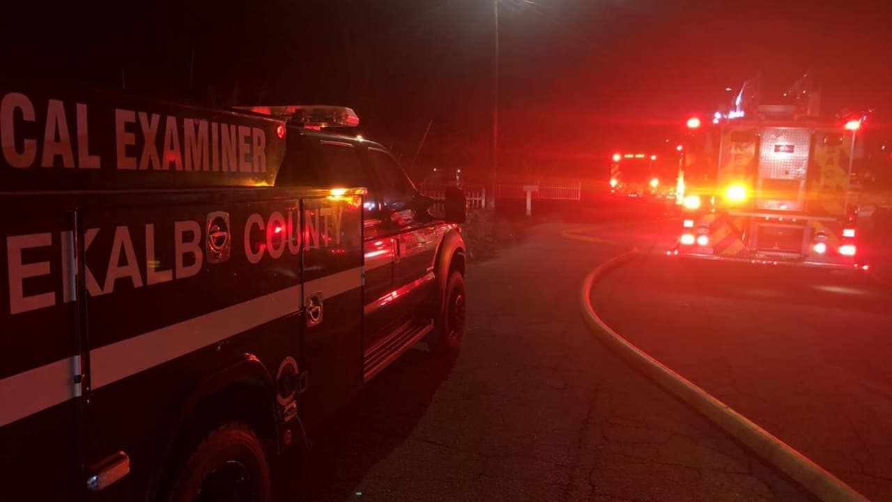 Los equipos de emergencia respondieron a un incendio en Del Rio Terrace cerca de Covington Highway alrededor de las 12:40 am del sábado, dijo el porta