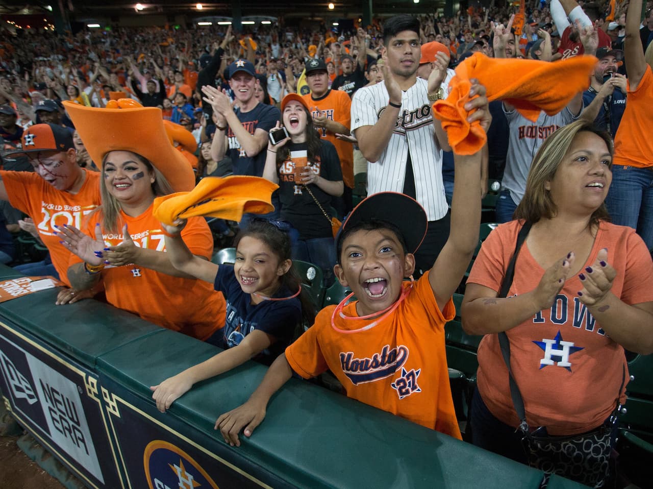 La alegría y emoción se tomó a los todos los hinchas de Houston Astros campeón de la Serie Mundial, entre los más jóvenes y algunas bellas mujeres, en una celebración gigante.
