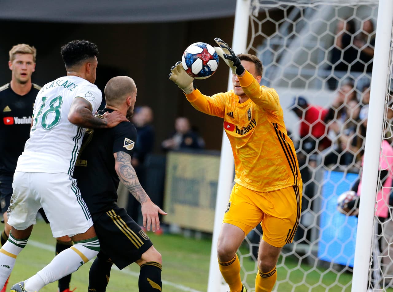 El arquero de LAFC Tyler Miller (derecha) volvió a tener una muy buena actuación, impidiendo que llegaran más goles del Portland Timbers.