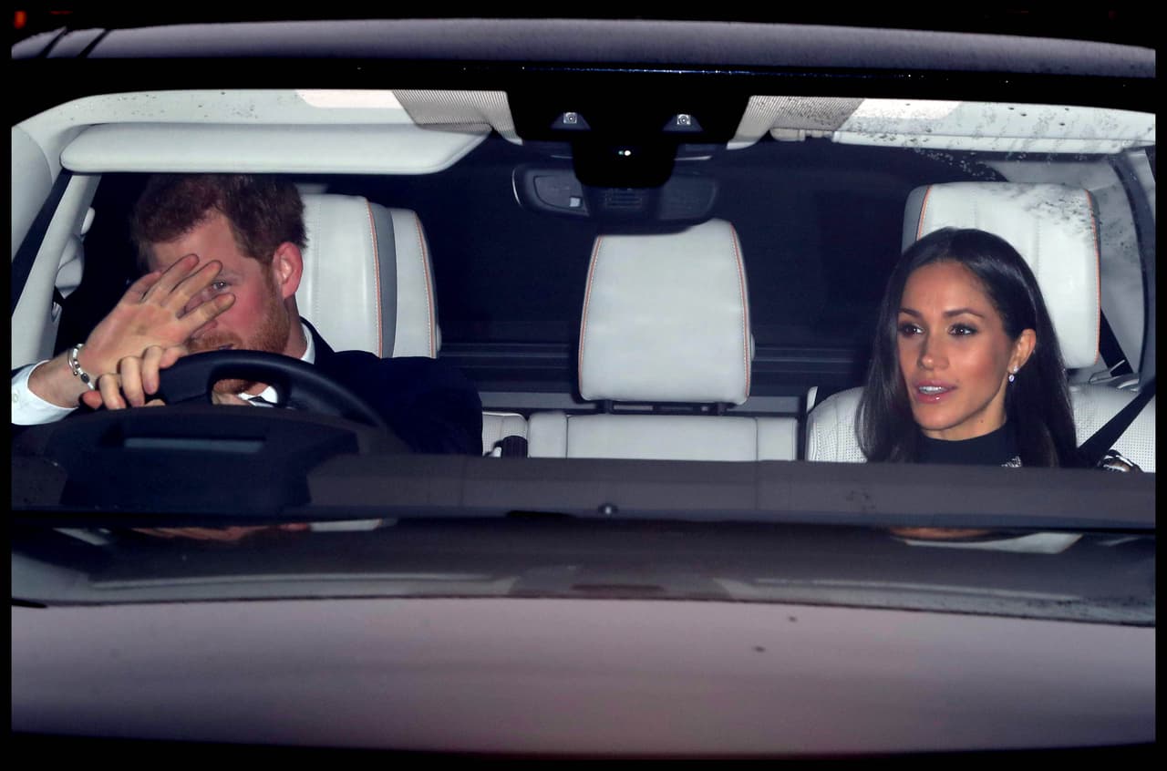 El príncipe Harry intentó evitar las fotos al llegar al palacio con su prometida, Meghan Markle.