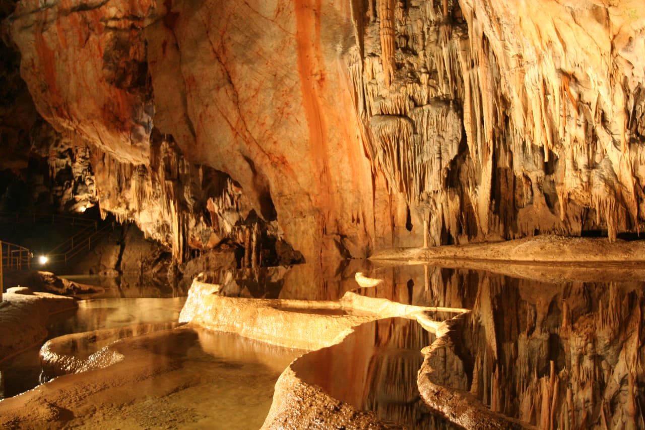 Tras un ascenso de 80 m en telesférico, los turistas pueden llegar a la entrada de estas grutas. Están ubicadas en el municipio de García, Nuevo León, México, a tan sólo 30 km de Monterrey. Mientras buscaba leña, la familia Marmolejo las descubrió en 1843. Se cree que cuentan con más de 500 mil años, una longitud de 300 m y una profundidad máxima de 105 m. En la prehistoria estuvieron sumergidas bajo el mar.