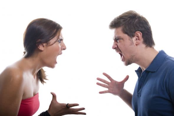 Echar culpas tampoco habla de una relación sana, evita decir 
<b>“es tu culpa”. </b>A decir de los expertos en relaciones de pareja en una pelea no se trata de ver quién tiene a la culpa de algo, sino de encontrar una respuesta al problema. 
<br>