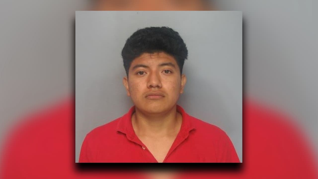 Arrestan a adolescente de 17 años acusado de distribución de pornografía infantil