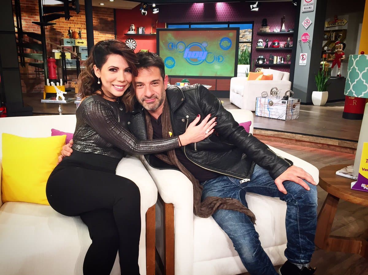 Vanessa De La Sotta nos compartió su Buena Acción de Hoy con Fair Satuday, la acompaña del guapísimo Miguel Rodarte.