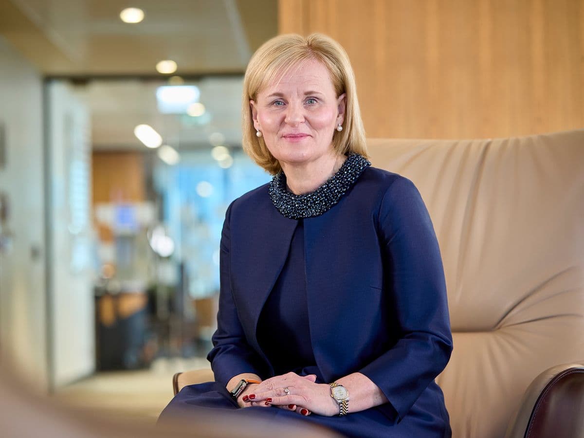 <b>Amanda Blanc</b> — ejecutiva galesa.
<br>
<br>Es CEO Grupo Aviva, grupo de seguros. Los temas en que está enfocada son la sostenibilidad y las finanzas verdes. Adicionalmente, es una de las ejecutivas que más ha enfocado su gestión en cómo el cambio climático afecta la vida de las personas.