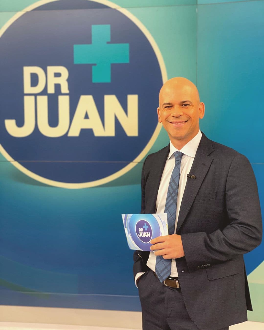 El Dr. Juan Rivera está al pendiente de la salud de sus compañeros, es su forma de demostrarles que cuentan con él ante las cámaras y fuera de ellas.