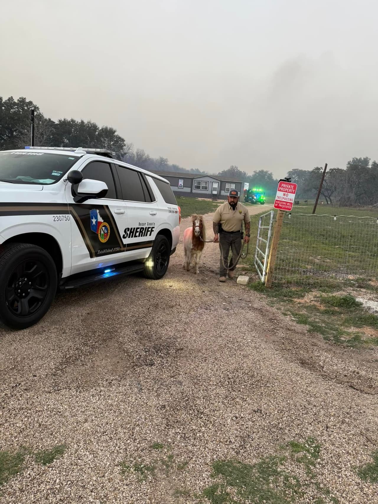 Una orden de evacuación obligatoria fue emitida para decenas de familias, alrededor de las 1:00 de la tarde en el área de Pleasanton Road y Duke Road consumiendo alrededor de 460 hectáreas.