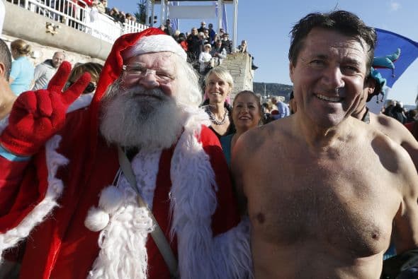 El alcalde de Niza, Christian Estrosi fue el primero en entrar a las frías aguas para inagurar la Navidad.