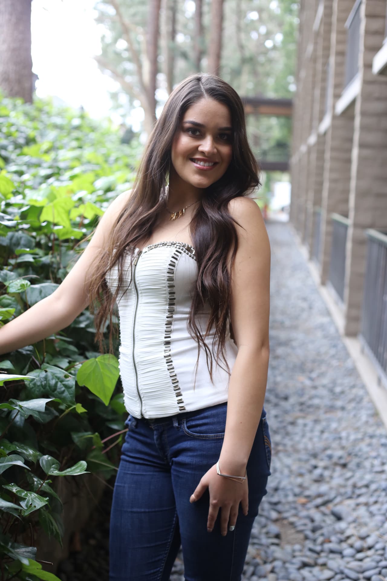 Su familia la ayuda con su vestuario y maquillaje para que pueda lucir como toda una reina.