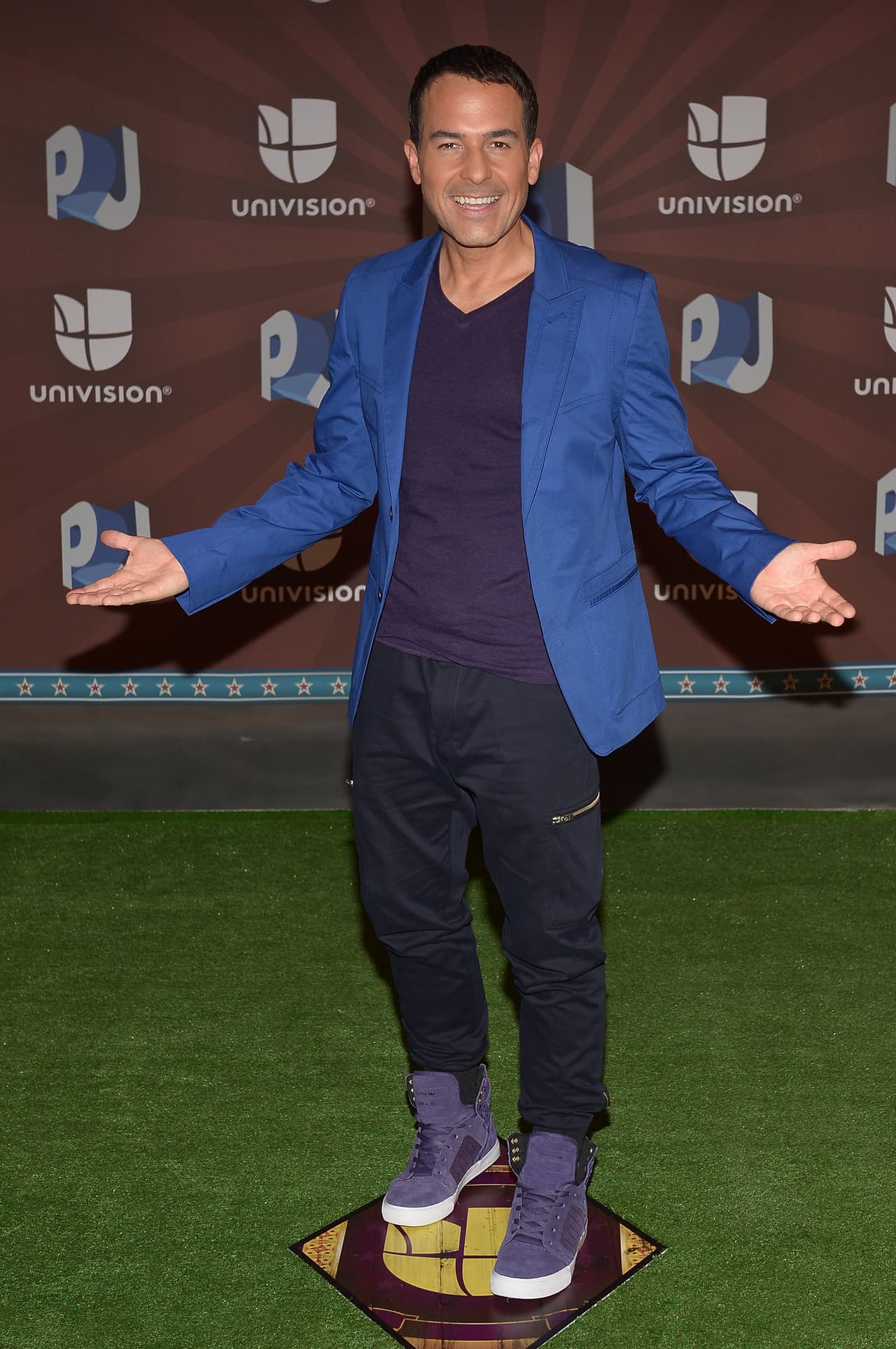 En 2014 lo vimos usar un saco azul muy a la moda combinado con zapatos, pantal贸n y playera azules.