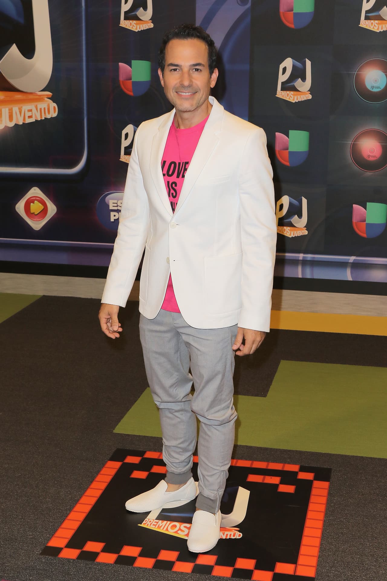 En 2015 regres贸 a sus famosas playeras con mensajes, pero la cubri贸 muy bien debajo de un saco blanco y pantal贸n gris.