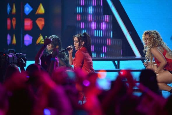 Las chicas de Fifth Harmony marcaron huella en el escenario de Premios Juventud. Ally, Normani, Dinah Jane, Camila y Lauren were simply A-MA-ZING.