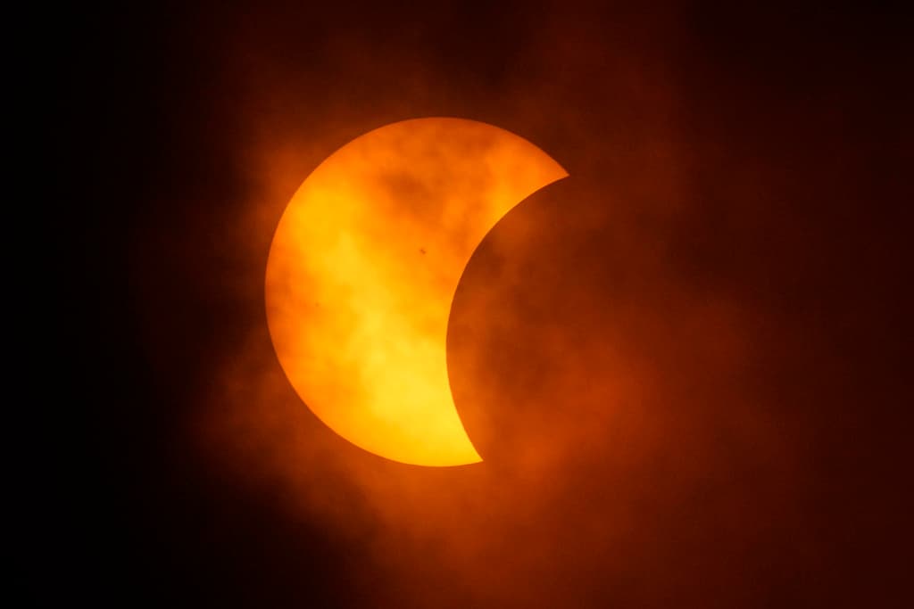 La larga espera terminó y por fin llegó el día para presenciar el eclipse total de Sol. 44 millones de personas disfrutaron de la oscuridad total en una franja de unas 115 millas de ancho desde Mazatlán, México, hasta Terranova, Canadá.