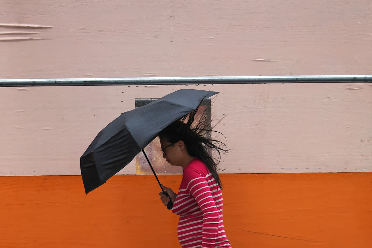 Una mujer bajo la lluvia y el viento en Nueva York el 26 de octubre.