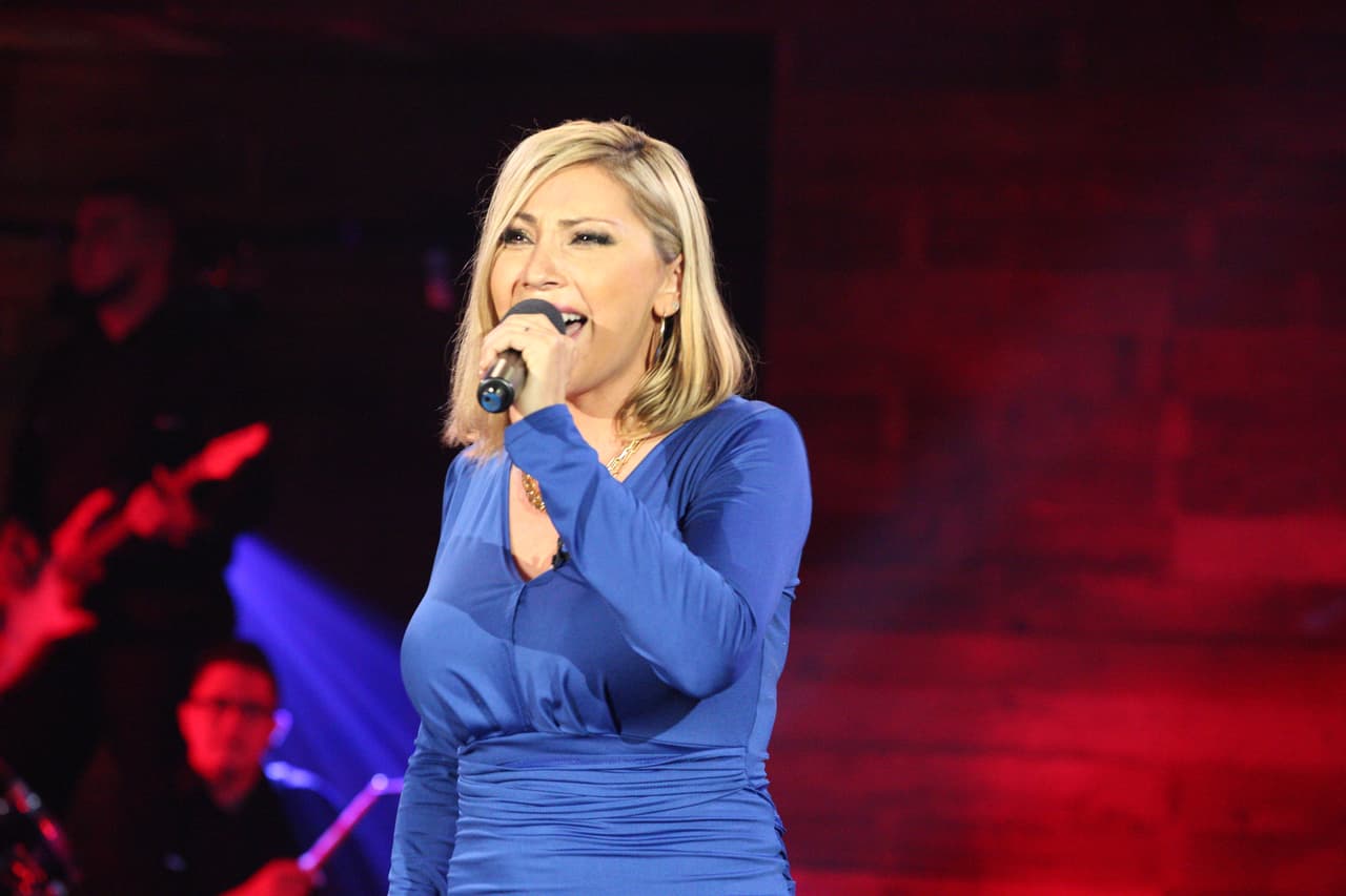 <b><a href="http://www.univision.com/shows/la-reina-de-la-cancion/deyra-barrera-en-la-reina-de-la-cancion" target="_blank">Deyra Barrera</a></b>