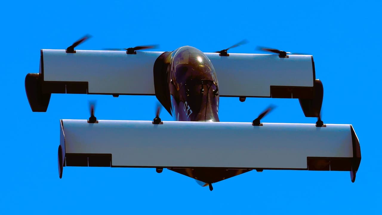 <h3 class="cms-H3-H3">Reacciones del público</h3> El mayor interés se concentró en
<b> la experiencia de ver despegar el vehículo.</b>
<br>Niños señalaron el cielo cuando el aparato se elevó, adultos grabaron el vuelo con sus teléfonos. 
<br>Varias personas se alinearon para sentarse en la cabina y sostener el control principal, mientras
<b> los instructores explicaban el sistema de estabilidad y los límites del vehículo. </b>
<br>Para muchos asistentes, el BlackFly representa una posibilidad. Para otros, un avance limitado a demostraciones. Aun así,
<b> la visita generó conversación sobre el futuro del transporte personal.</b>