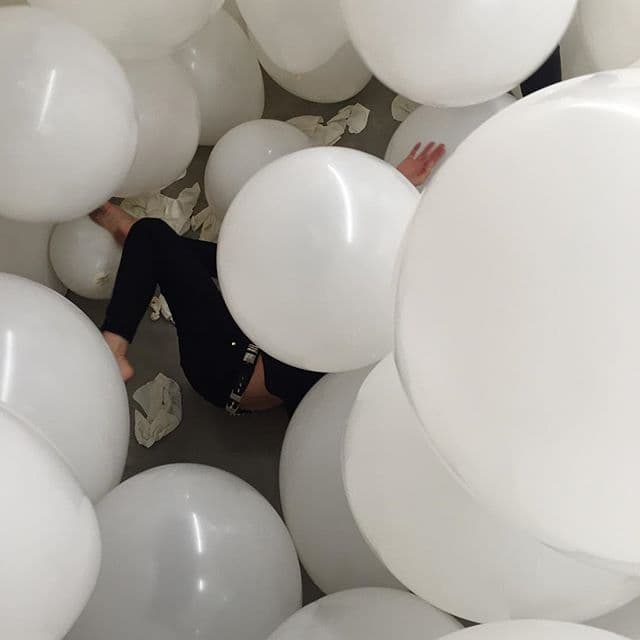 Victoria hasta se tumbó entre los globos.