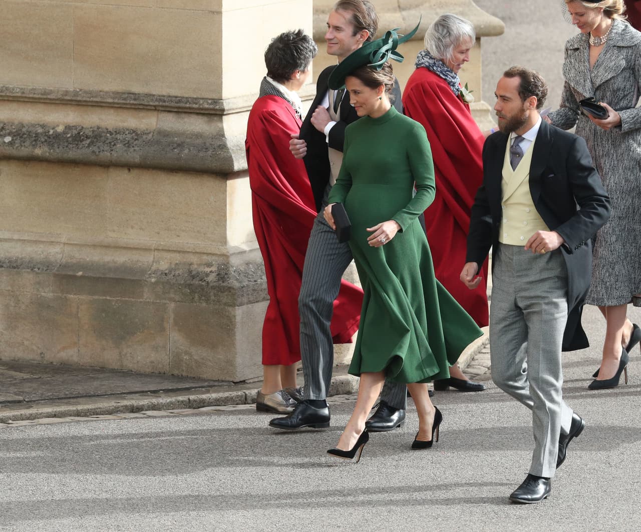 Pippa Middleton deslumbró desde su llegada a la boda de la princesa Eugenie de York, con un embarazo avanzado y altísimos zapatos de tacón.