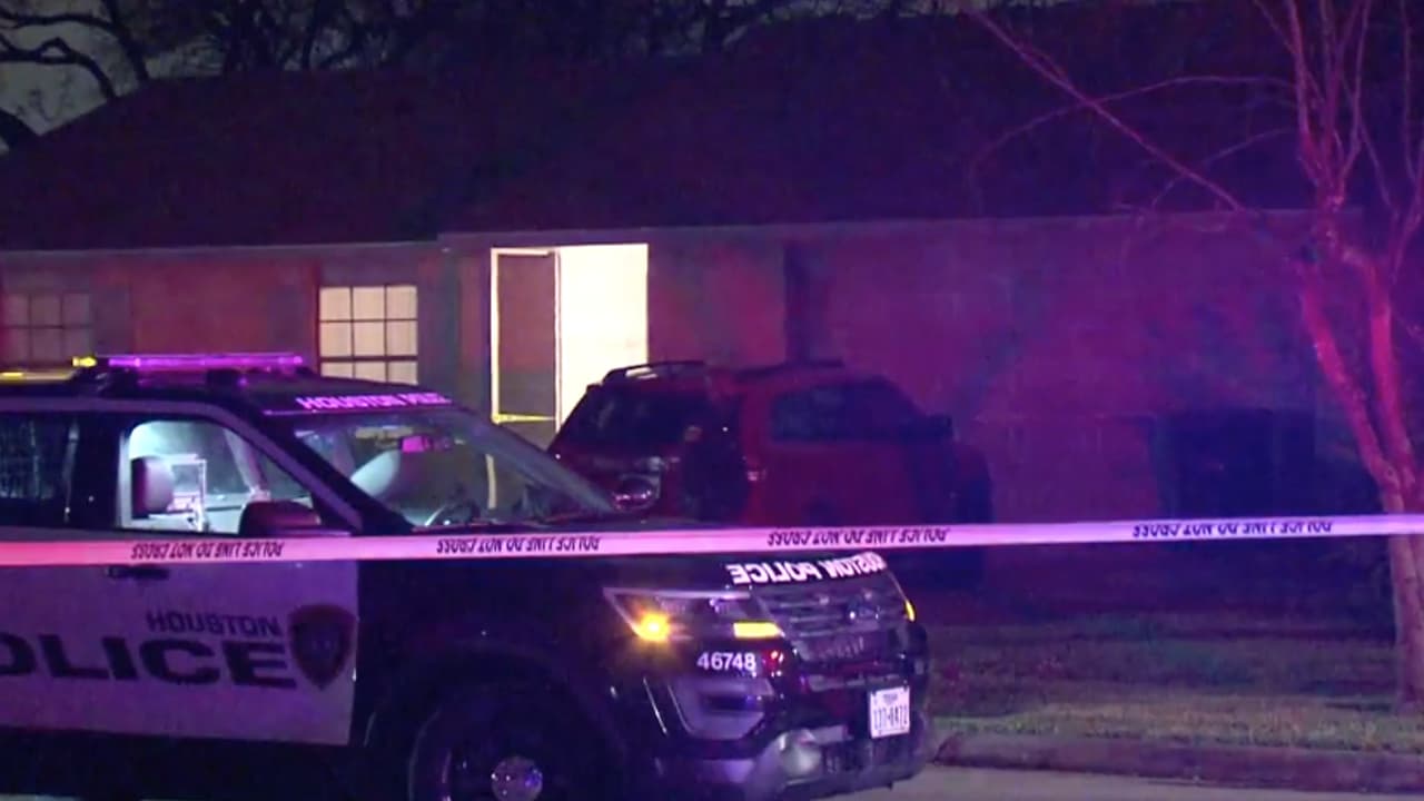 Un sospechoso mata a tiros a una mujer y hiere a otra cuando estaban viendo televisión en Año Nuevo