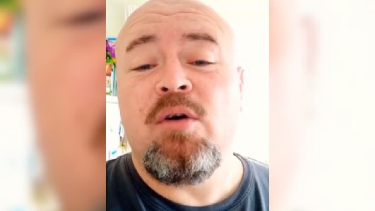 Tuvo que abrir un canal de YouTube para que sus cinco hijos le prestaran atención