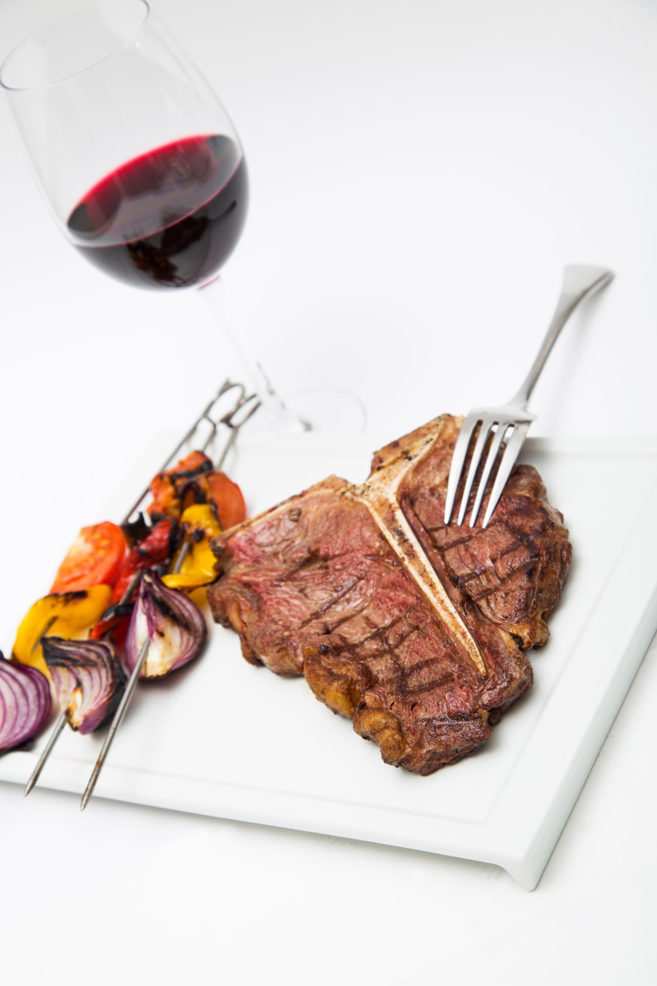 El vino se convierte no solamente en un buen acompañante para cualquier combinación gastronómica, sino también en un aliado perfecto a la hora de preparar los platos más deliciosos.