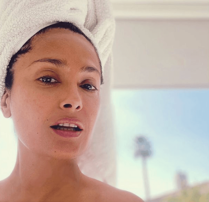 A través de diversas fotos 
<a href="https://www.univision.com/famosos/famosas-muestran-con-orgullo-sus-canas-fotos">ha enseñado sus canas</a>, arrugas e imperfecciones, aceptando su edad y demostrando que no hay que verse perfecta para ser hermosa.