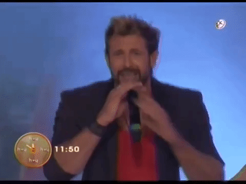 Su debut como solista en el programa 'Hoy' le dejó un amargo sabor de boca, cantó en vivo y fue muy criticado por el público: "Hasta los grandes cantantes hacen 'playback', y creo que ahí fue el error en mi caso, cantar en vivo en televisión si no traes atrás un buen ingeniero de audio y una buena ecualización, es muy difícil y complicado, así fue mi caso", dijo para Televisa Espectáculos.