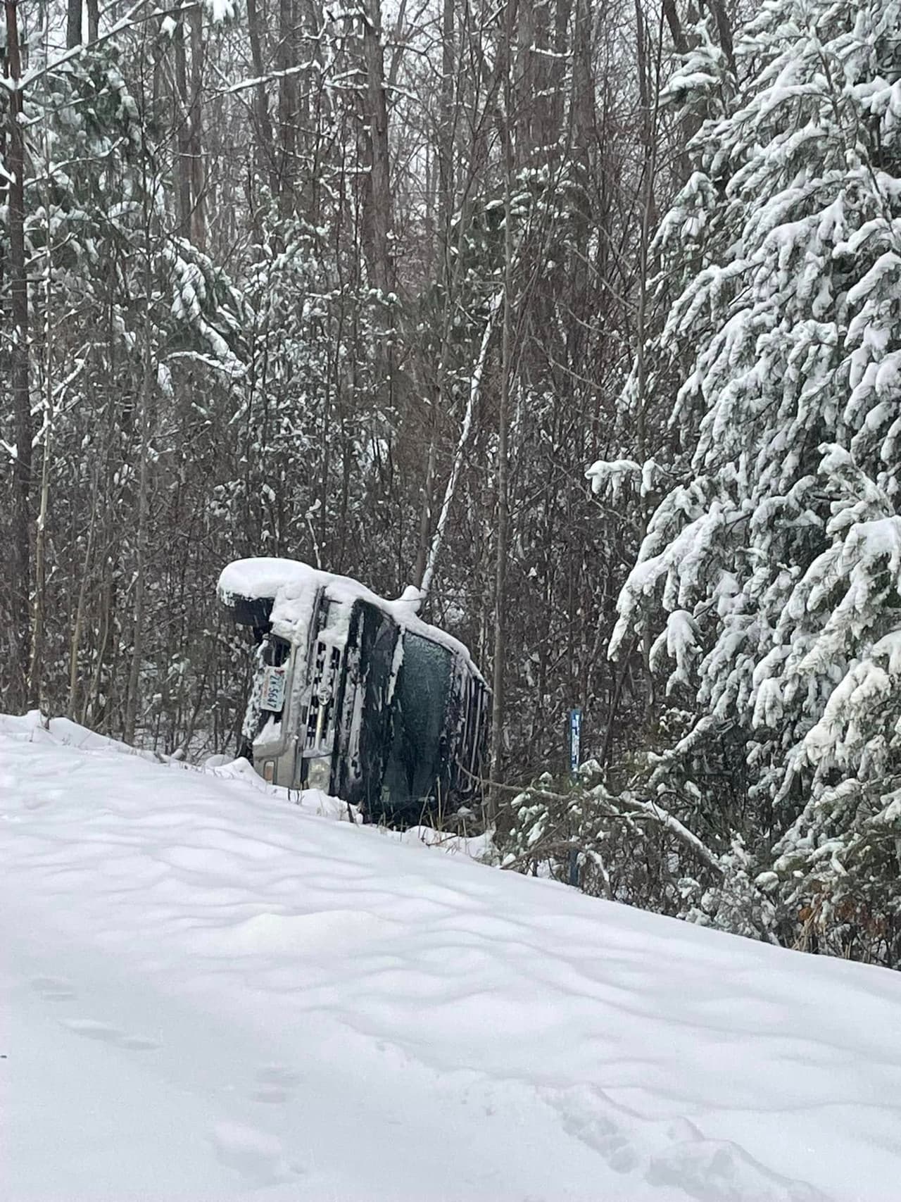 La 1-270 en dirección norte está cerrada después de un accidente con un camión con remolque antes de la salida 31 hacia la MD-85 en Frederick, Maryland. Evita esta área.