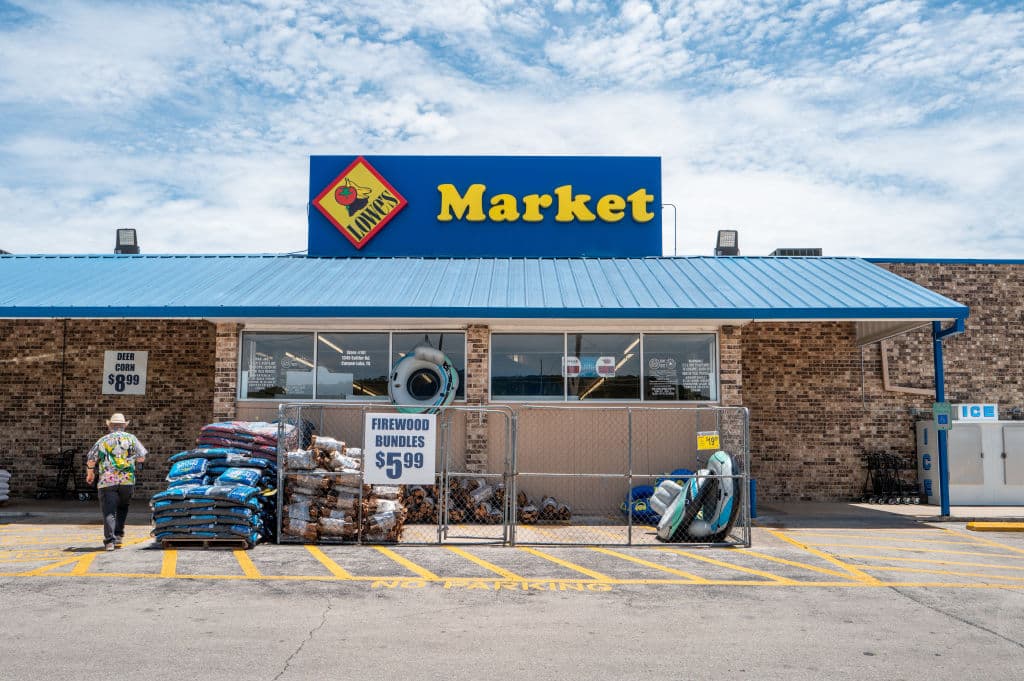 Los clientes de 
<b>Lowe's Market</b>, en Canyon Lake, Texas, descubrieron a principios de este mes, la primera de tres 
<b><a href="https://www.univision.com/local/san-antonio-kwex/maquina-expendedora-balas-municiones-armas-de-fuego-tienda-abarrotes-canyon-lake-texas" target="_blank">máquinas expendedoras de municiones</a></b>, instalada por la empresa 
<b>American Rounds</b> en el estado.